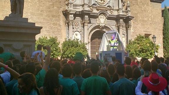Lucas, ataviado como Buzz Lightyear, entra a la plaza de Derecho 