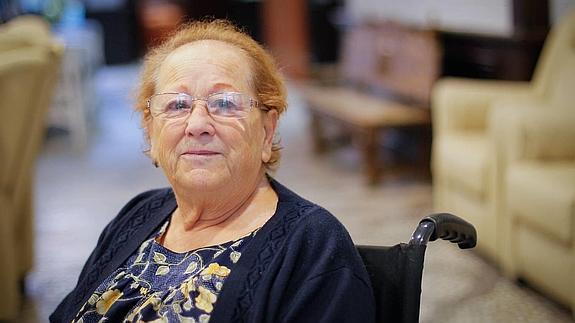 Estrella, de 79 años, espera una plaza pública de Dependencia. 