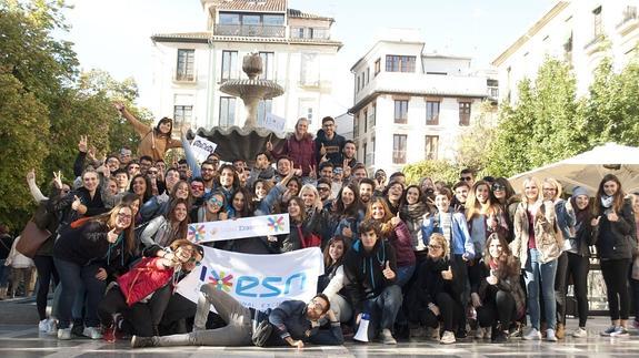 Uno de los grupos 'erasmus' se citó ayer en Plaza Nueva antes de visitar el Albaicín.  