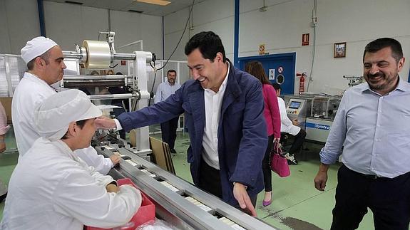 Juan Manuel Moreno, ayer en una cooperativa.  