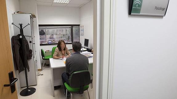 Una psicóloga atiende a un ciudadano en los juzgados. 