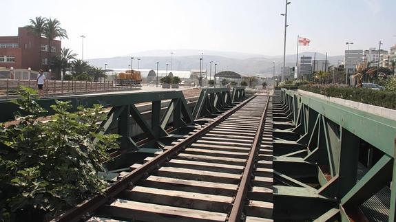 Antiguas vías del tren que enlazaban la estación del ferrocarril de Almería y el recinto portuario.