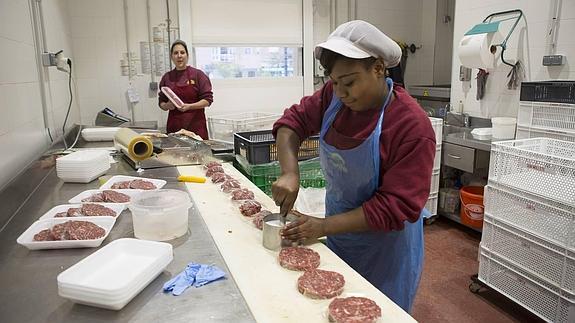 Dos empleadas de Cárnicas Zurita empaquetan las hamburguesas que elabora la propia empresa en sus instalaciones. 