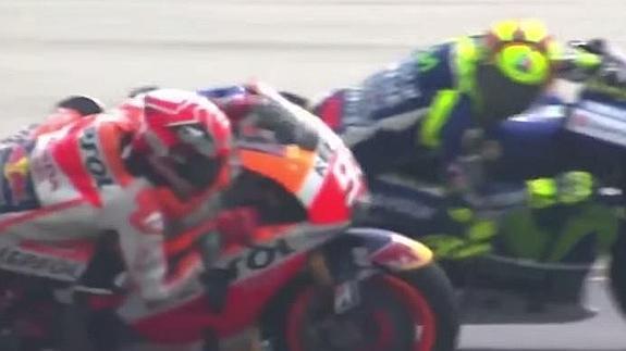 El vídeo que te hará dudar: ¿provocó Marc Márquez el choque con Rossi?