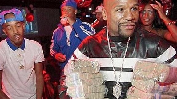 Mayweather se va de fiesta con enormes fajos de dinero entre las manos