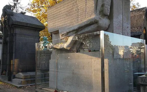 La tumba de Oscar Wilde, una de las más fotografiadas. 