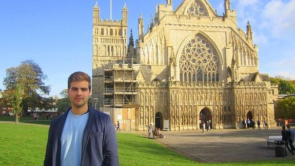 Antono Buendía estudió Dirección y Administración de Empresas en Granada.