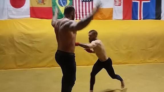 Un campeón peso pluma se enfrenta a 'La Montaña' de 'Juego de tronos'