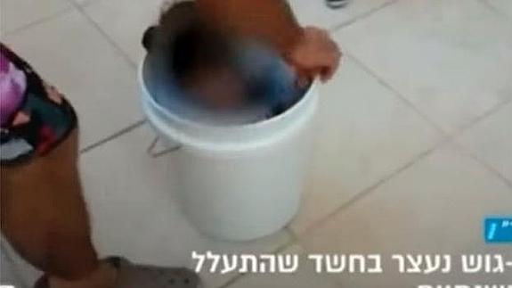 Mete a su hija en un cubo hermético y la pasea por la ciudad para castigarla