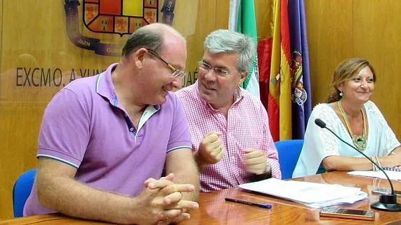 Fernández de Moya (a la derecha) habla con Javier Márquez, en una rueda de prensa reciente. 