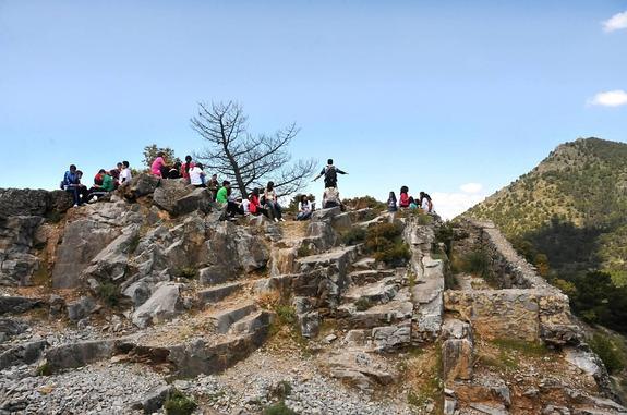 Un grupo de alumnos de instituto de Granada visitan las trincheras del Cerro del Maúllo en la sierra de Huétor.