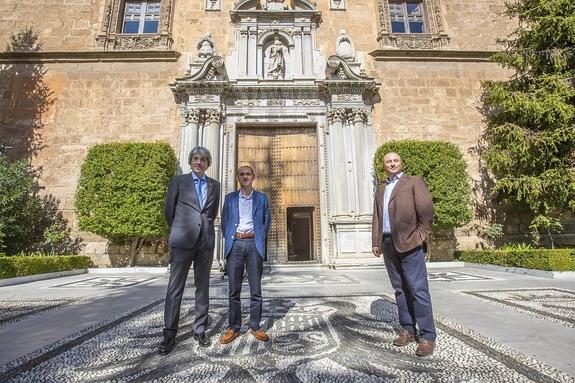 Javier Villoria, Rafael Cano y Francisco José Sánchez (de izda. a dcha.) posan a la entrada del Rectorado de la Universidad de Granada.