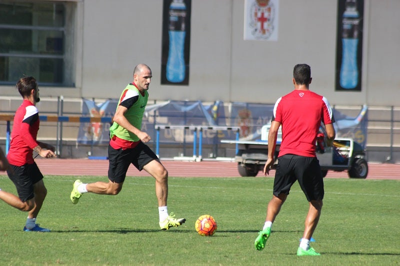 El Almería mira a la Ponferradina con los dedos cruzados