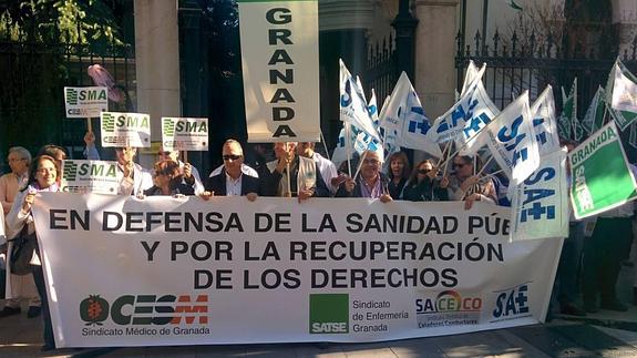 Los sanitarios reclaman que les devuelvan los derechos