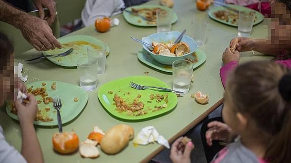 Escolares del colegio Luisa de Marillac, uno de los tres afectados por la supresión del servicio en la zona Norte, en el comedor.