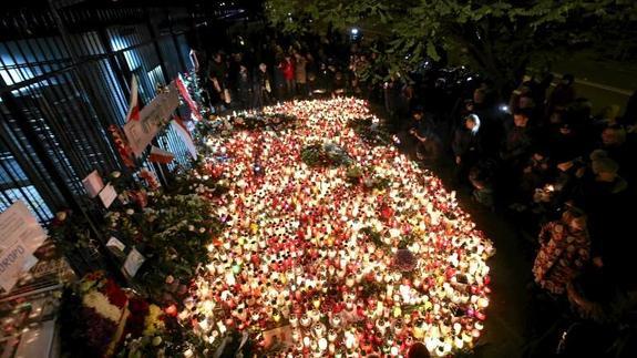 Cientos de personas muestran su apoyo a las familias en París. 