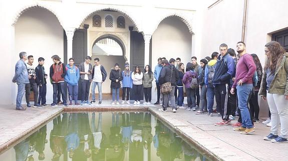 El Ayuntamiento enseña el patrimonio local a los escolares para fomentar su respeto