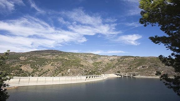 Vista de la presa de Rules. 