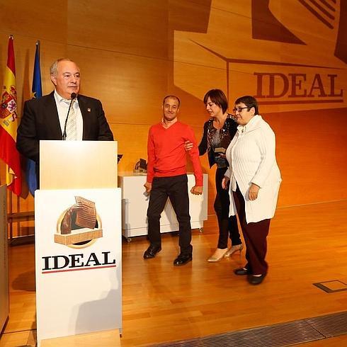 Antonio García subió con dos usuarios de Asprogrades, acompañados por A. Peñalver. 