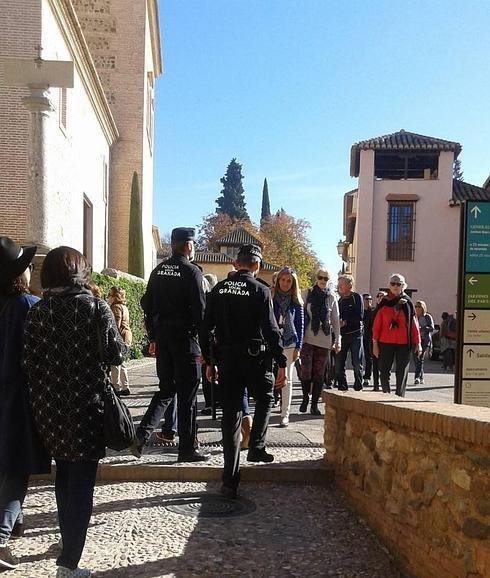 Una pareja de agentes de la Policía Local patrulla cerca de la iglesia de Santa María de la Alhambra.  