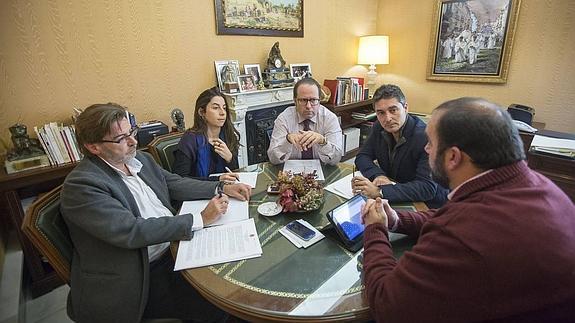 Encuentro de todos los grupo con el concejal de Economía, Francisco Ledesma. 