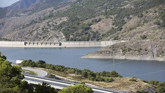 Regantes y Ministerio de Medio Ambiente han firmado un protocolo que sienta las bases de la construcción de las canalizaciones de la presa de Rules. 
