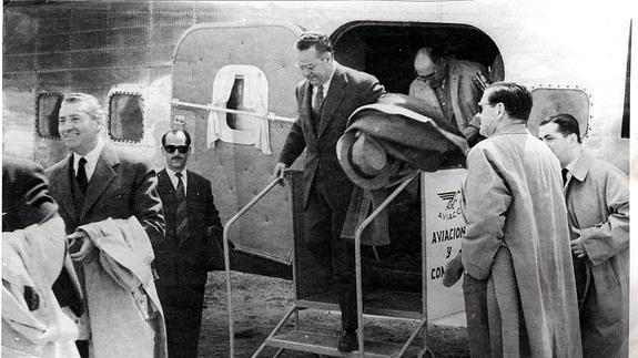 Prieto Moreno desciende del avión que realizó el vuelo inaugural de la conexión con Madrid y Sevilla. 1954 