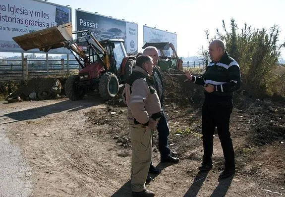 Gerardo Sánchez, a la derecha, evalúa sobre el terreno la limpieza del río Monachil.