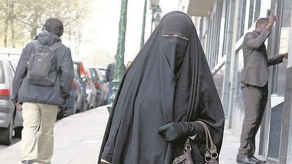 Una región de Suiza multará con más de 9.000 euros el uso del burka
