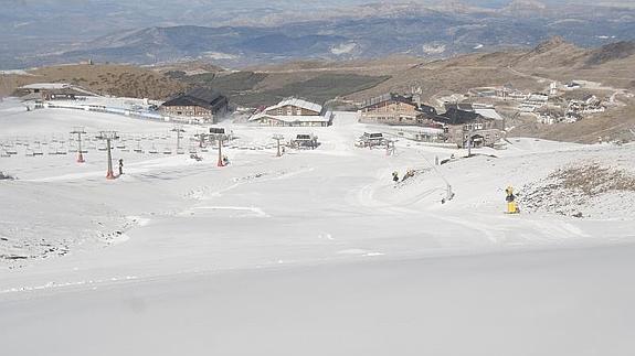 La estación de Sierra Nevada abre este sábado la nueva temporada gracias a las nieve producida