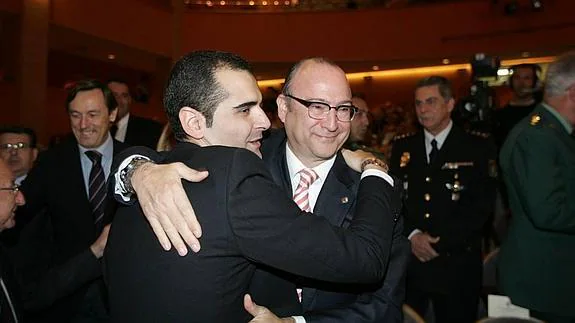 Fernández-Pacheco se abraza al exalcalde de Almería, Luis Rogelio Rodríguez-Comendador. 