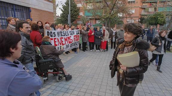 Vecinos de Norte protestan por los continuos cortes de luz que sufren ante la mirada de la concejala Telesfora Ruiz, en 2014. 