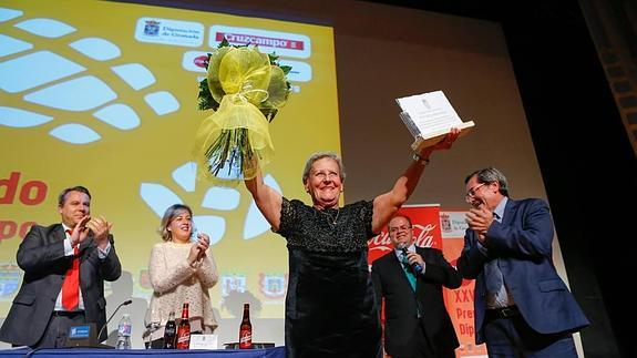 María del Pilar Moleón Ortega, la 'abuela' del atletismo granadino, fue ovacionada en la gala del Gran Premio de Fondo Diputación. 