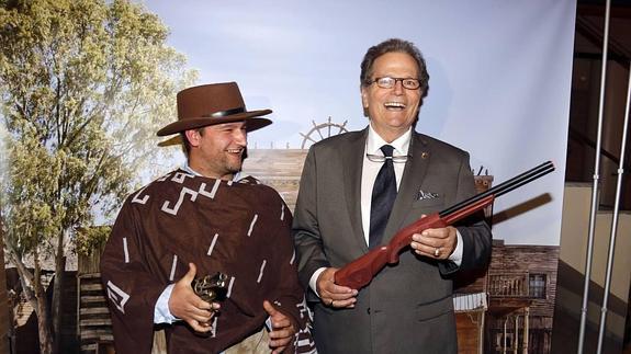 Patrick Wayne bromea con un rifle de juguete junto a un actor minutos antes de iniciarse la gala inaugural del Festival Internacional 'Almería en Corto 