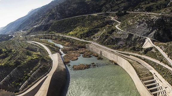 El embalse se terminó de construir en 2003 pero las canalizaciones son una asignatura pendiente desde entonces. 