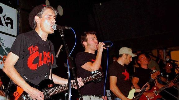 Arias, a la izquierda, en un concierto de TNT en 2007.