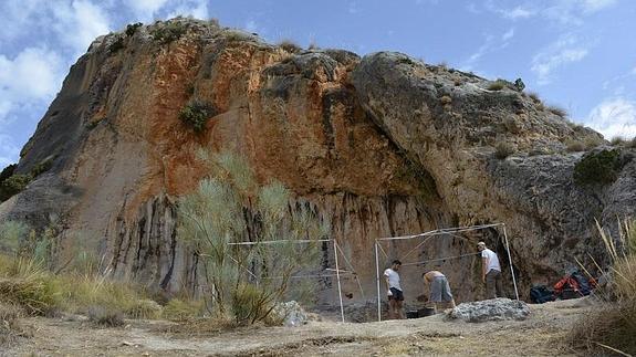 Arqueólogos trabajan en el yacimiento de la 'Cueva de Bédmar' en Sierra Mágina 