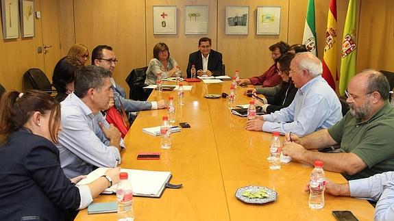 Los responsables de los ocho GDRs granadinos, en una reunión con el presidente de Diputación.