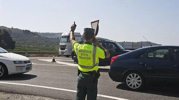 Un agente de tráfico en un control durante una operación salida de verano. 