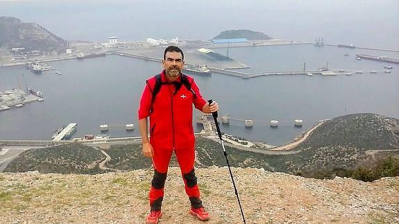 José López es reivindicativo hasta cuando hace senderismo; siempre lleva en la solapa el escudo de Cartagena Provincia Martítima. 