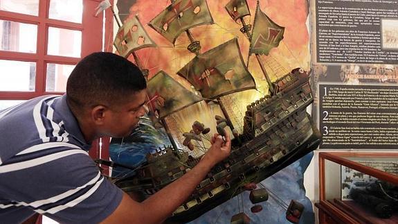 Un turista observa una réplica del Galeón San José .