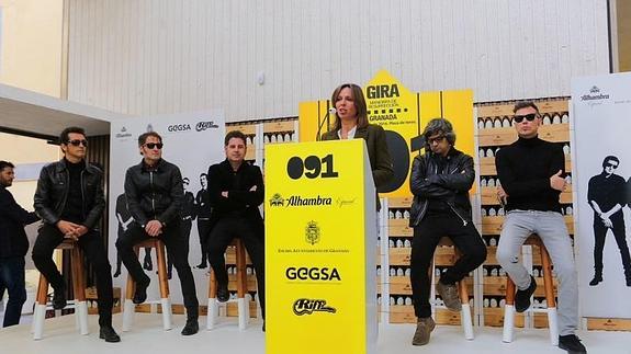 La concejal Rocío Díaz ha estado junto a la banda para presentar el concierto 