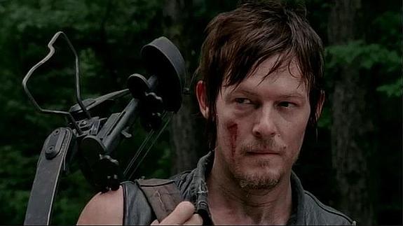 Una fan descontrolada muerde en el pecho a un actor de 'The Walking Dead'