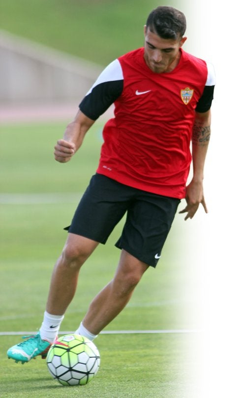 La polivalencia de Fran Vélez abre el abanico de opciones a Joan Carrillo para el domingo.