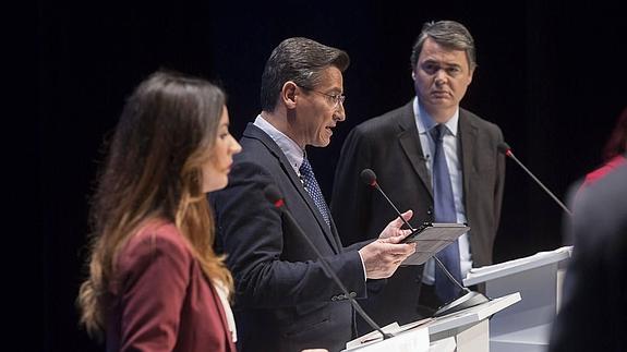 Salvador expone el 'caso Nieto' ante la mirada de Carlos Rojas.