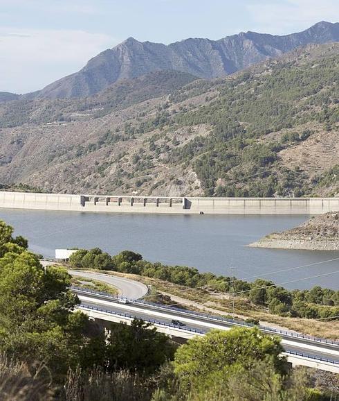 El embalse, pendiente de las canalizaciones. 