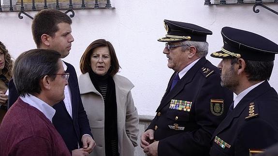 Autoridades y vecinos han guardado un minuto de silencio en Monachil 