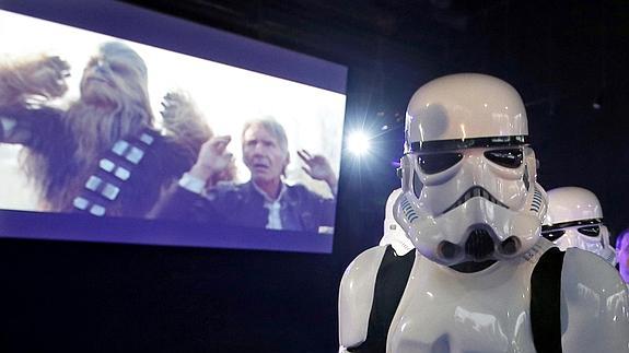 Un grupo de 'soldados imperiales' posa a la entrada del cine Tremblay, en Francia