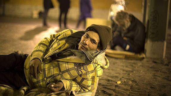 Vivir en el agujero. Ahmed, de 21 años, nunca ha tenido una casa. Sufre ataques epilépticos y dolores crónicos. Pide en la calle y gana cuatro euros al día. 