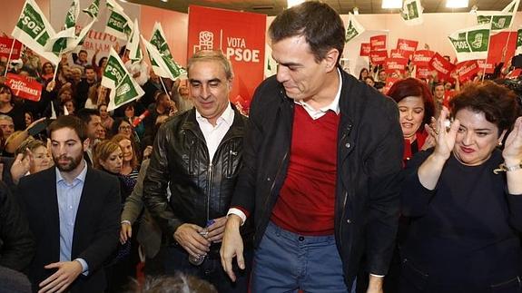 Pedro Sánchez se abre paso ante un público entregado en Cijuela.